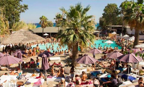 Party at Pounda Beach bar