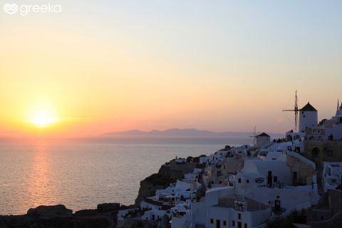 Sunset boat tour to Volcano, Hot Springs, Thirassia & Oia 1